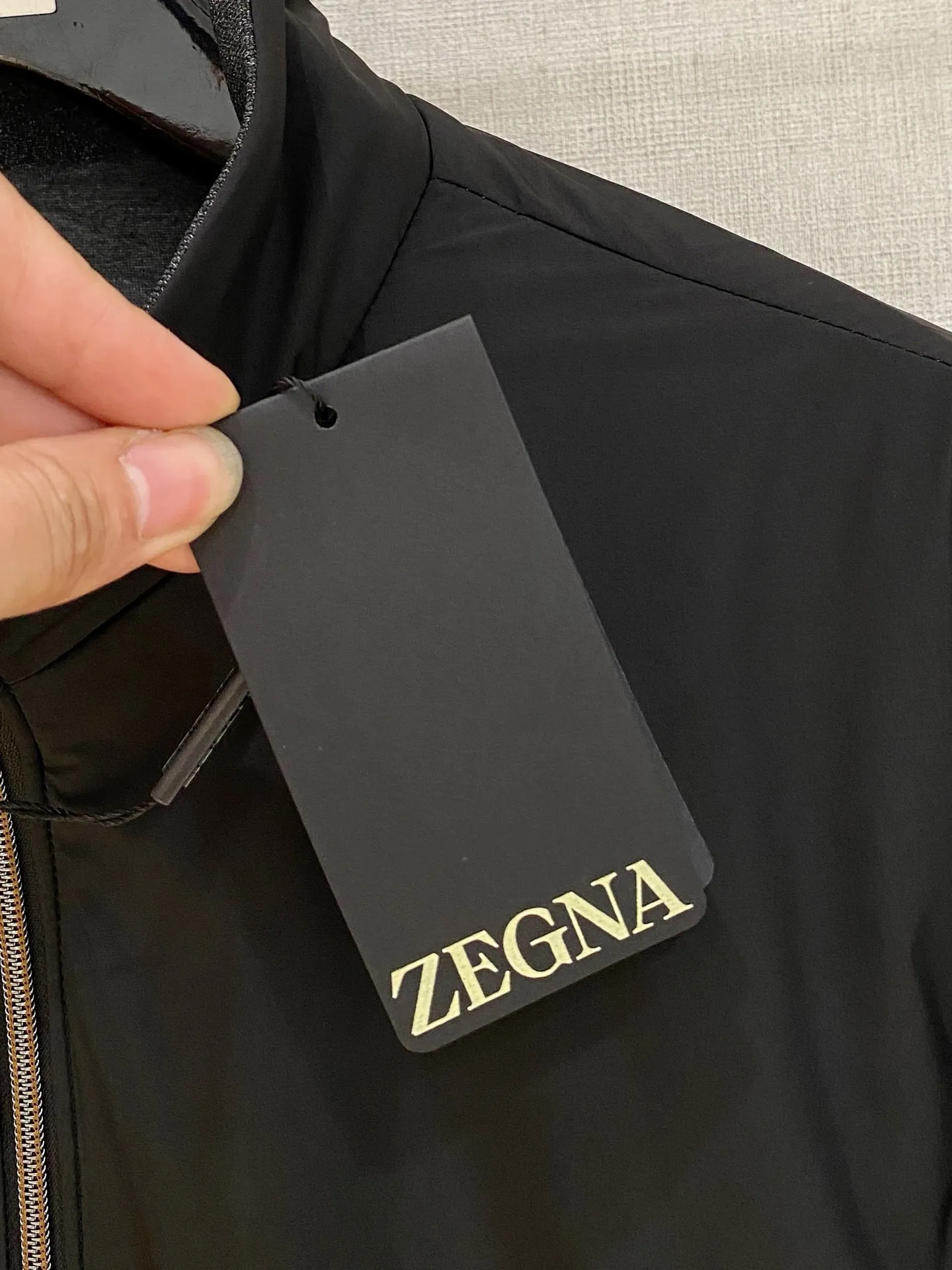 ZEGNA ✅ ： ， ， ； ， 。 ， ， 。 ✅ ：Classic ， ， ， ， 。 ✅ ： ， ， ； ， logo， ， 。 ： 、Cream White、Black。 ✅ ： ， ， ， 、 、 ， Versatile 。 Sizes：M-4XL
